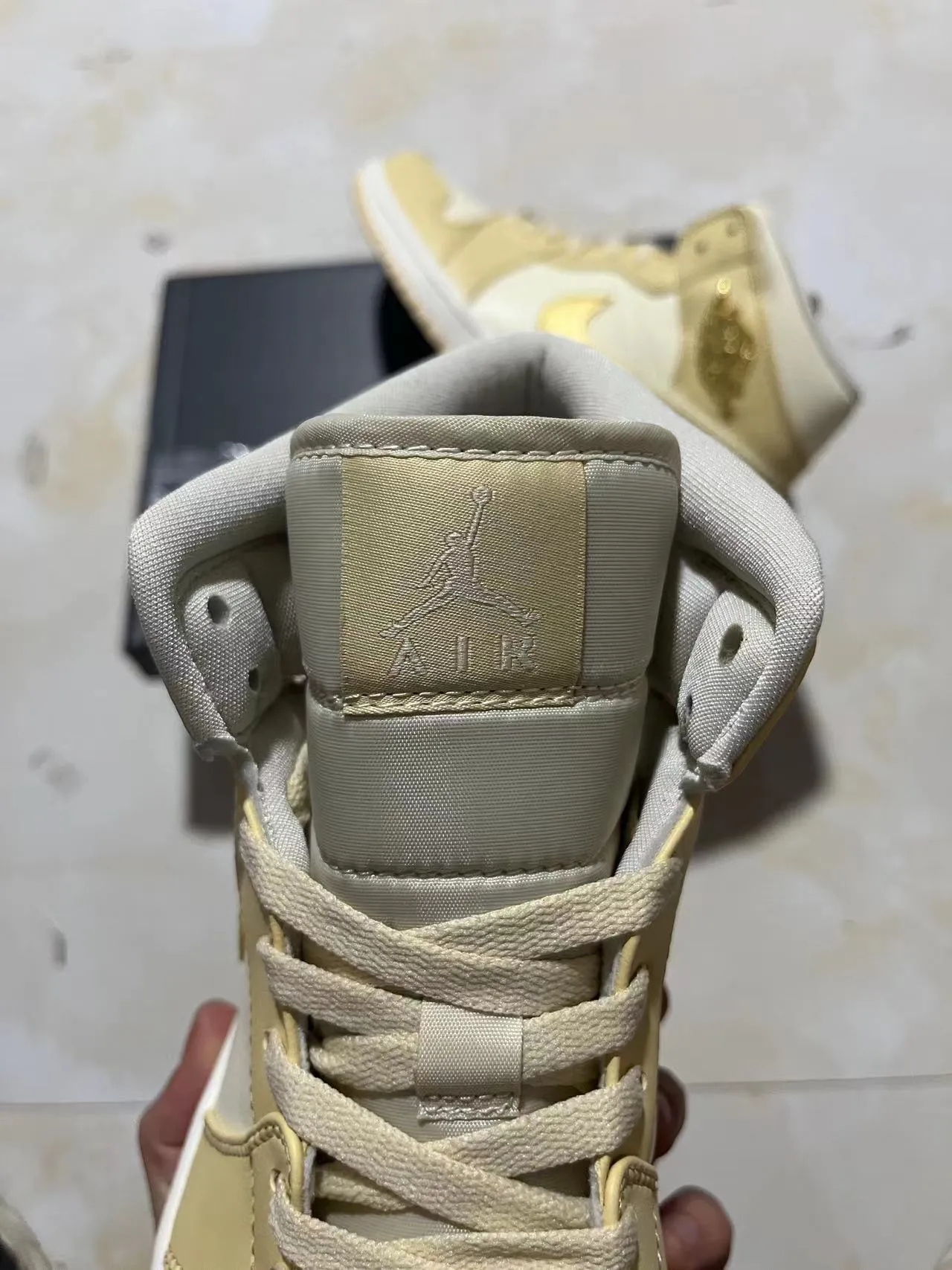 Zapatillas de baloncesto Air Jordan 1 High dorado metálico y crema 3
