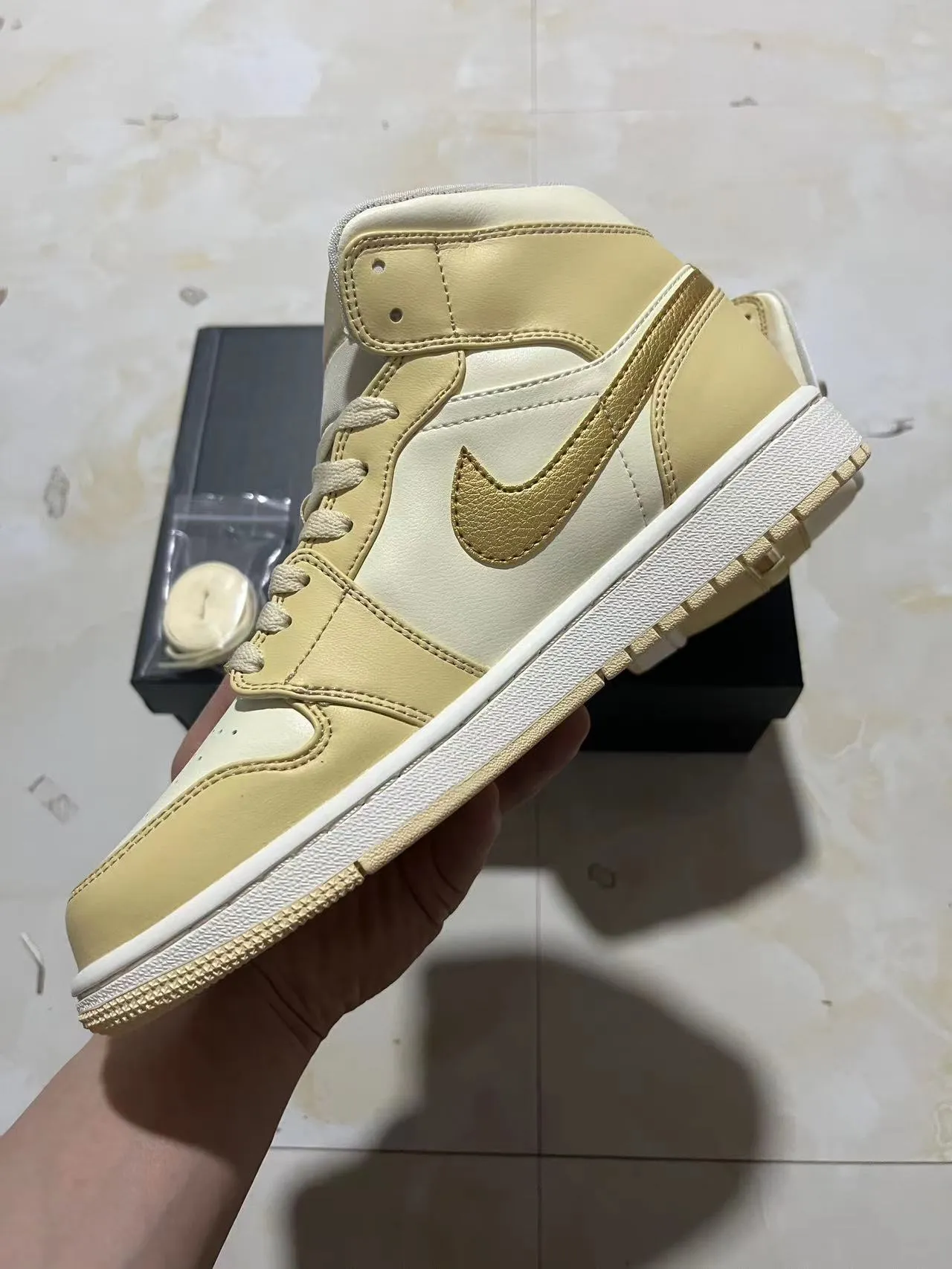 Zapatillas de baloncesto Air Jordan 1 High dorado metálico y crema 4