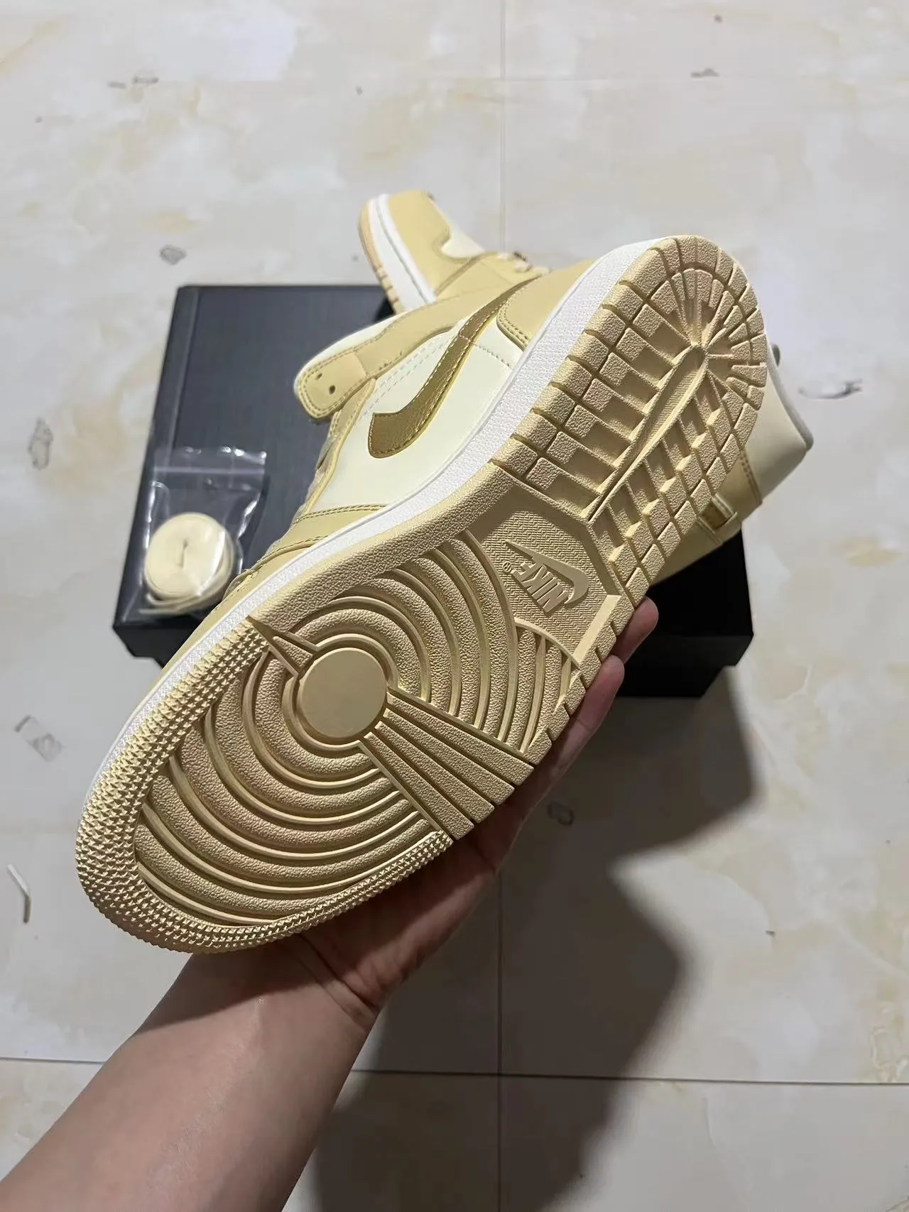 Zapatillas de baloncesto Air Jordan 1 High dorado metálico y crema 9