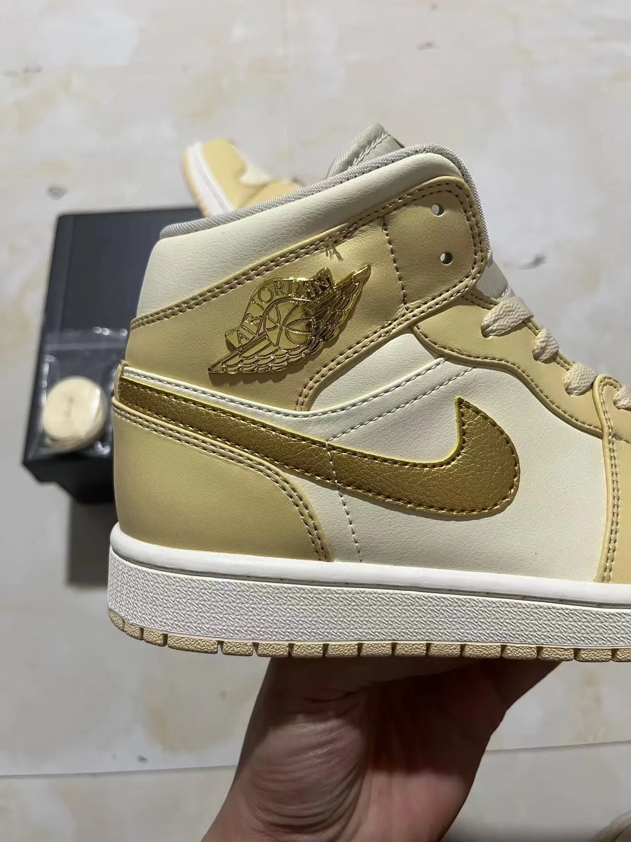Zapatillas de baloncesto Air Jordan 1 High dorado metálico y crema 5
