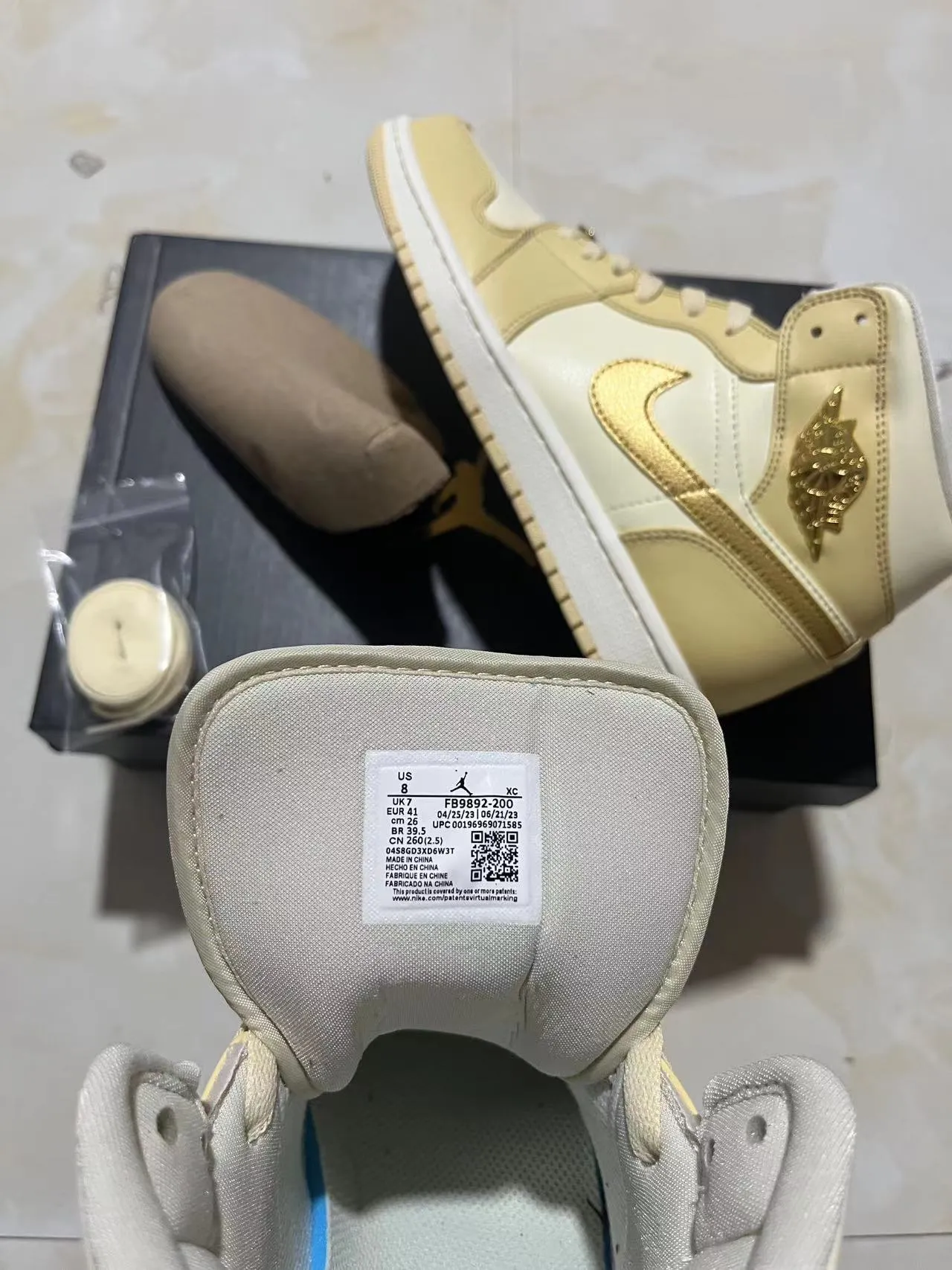 Zapatillas de baloncesto Air Jordan 1 High dorado metálico y crema 10