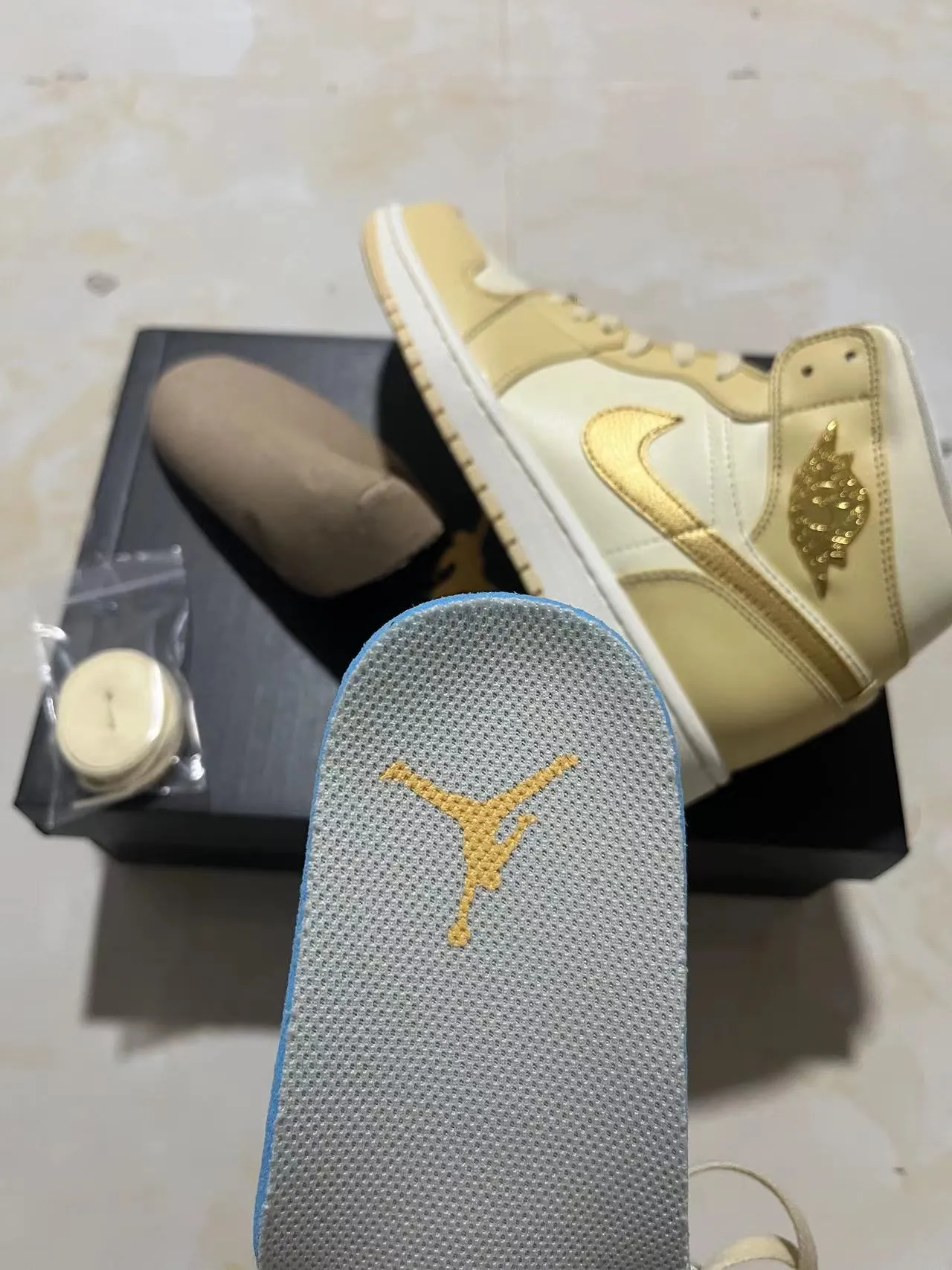 Zapatillas de baloncesto Air Jordan 1 High dorado metálico y crema 6
