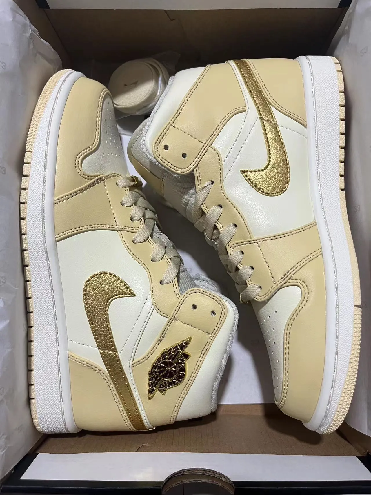 Zapatillas de baloncesto Air Jordan 1 High dorado metálico y crema 7