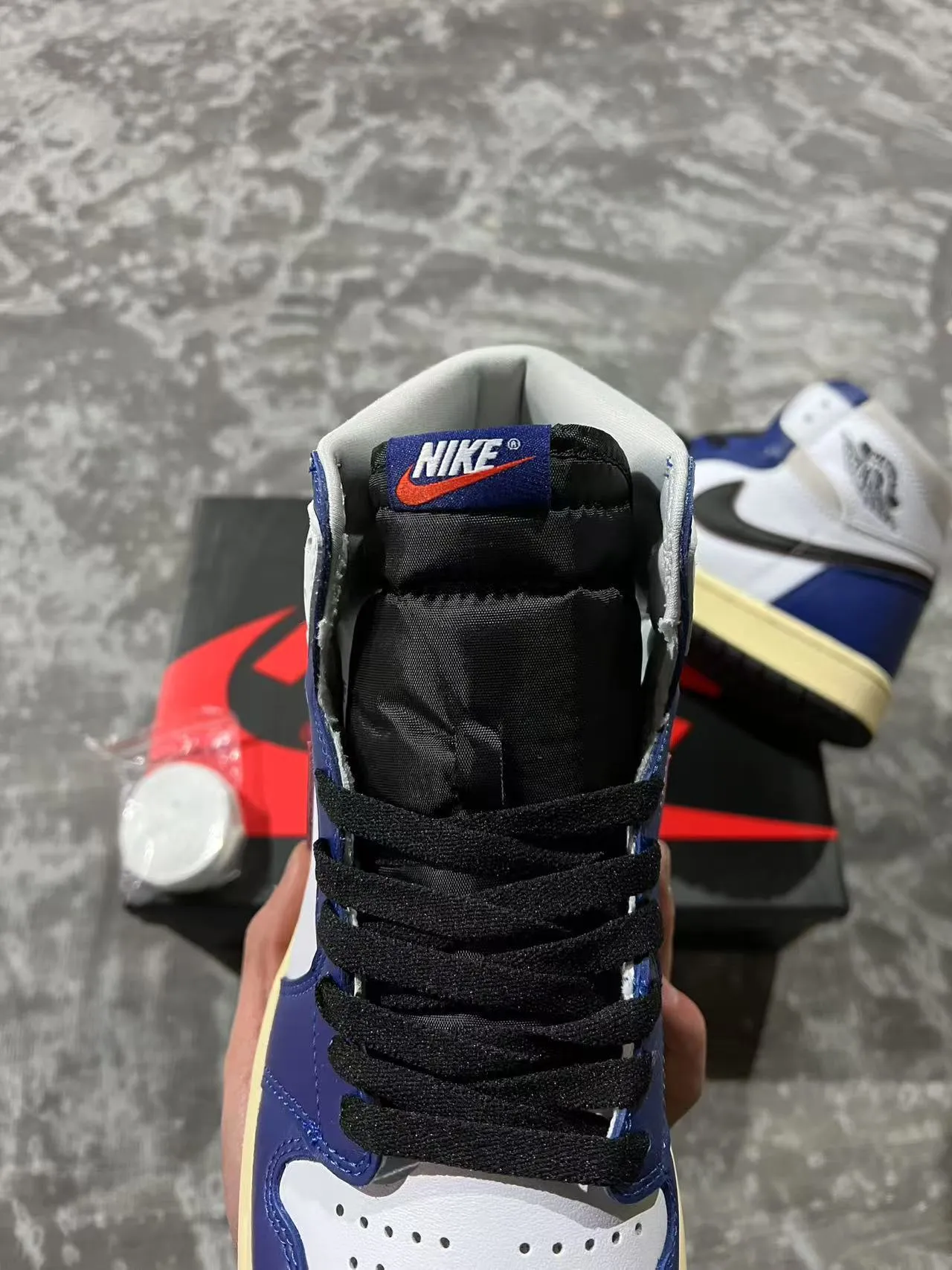 Air Jordan 1 High रॉयल ब्लू वाइट ब्लैक बास्केटबॉल जूते 4