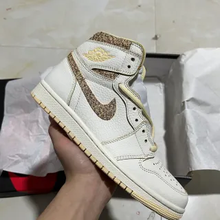 Tênis de basquete Air Jordan 1 High branco e dourado com glitter