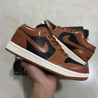 Tênis lifestyle Air Jordan 1 Low marrom e preto