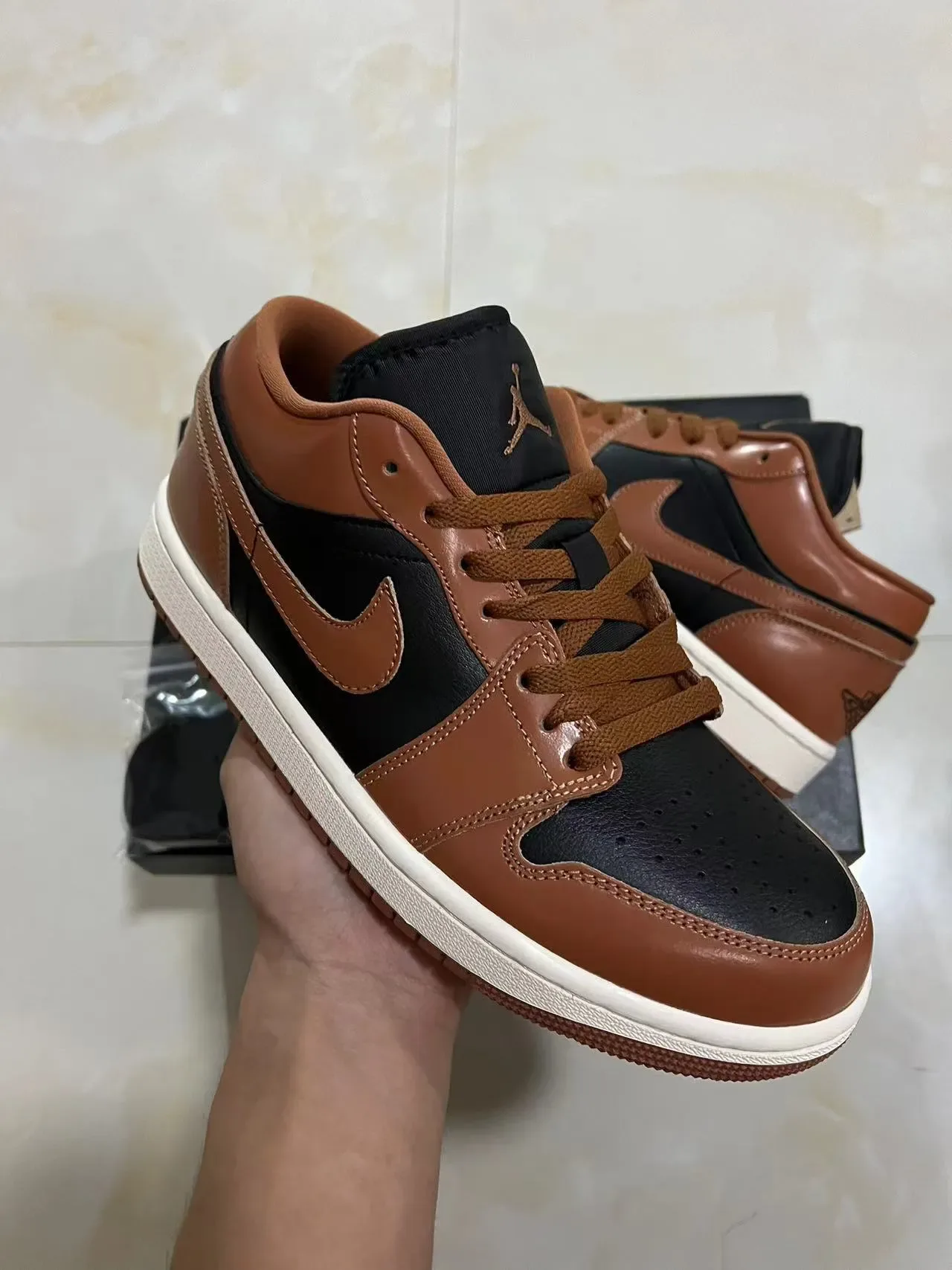 Sneakers lifestyle Air Jordan 1 Low marron et noir 2