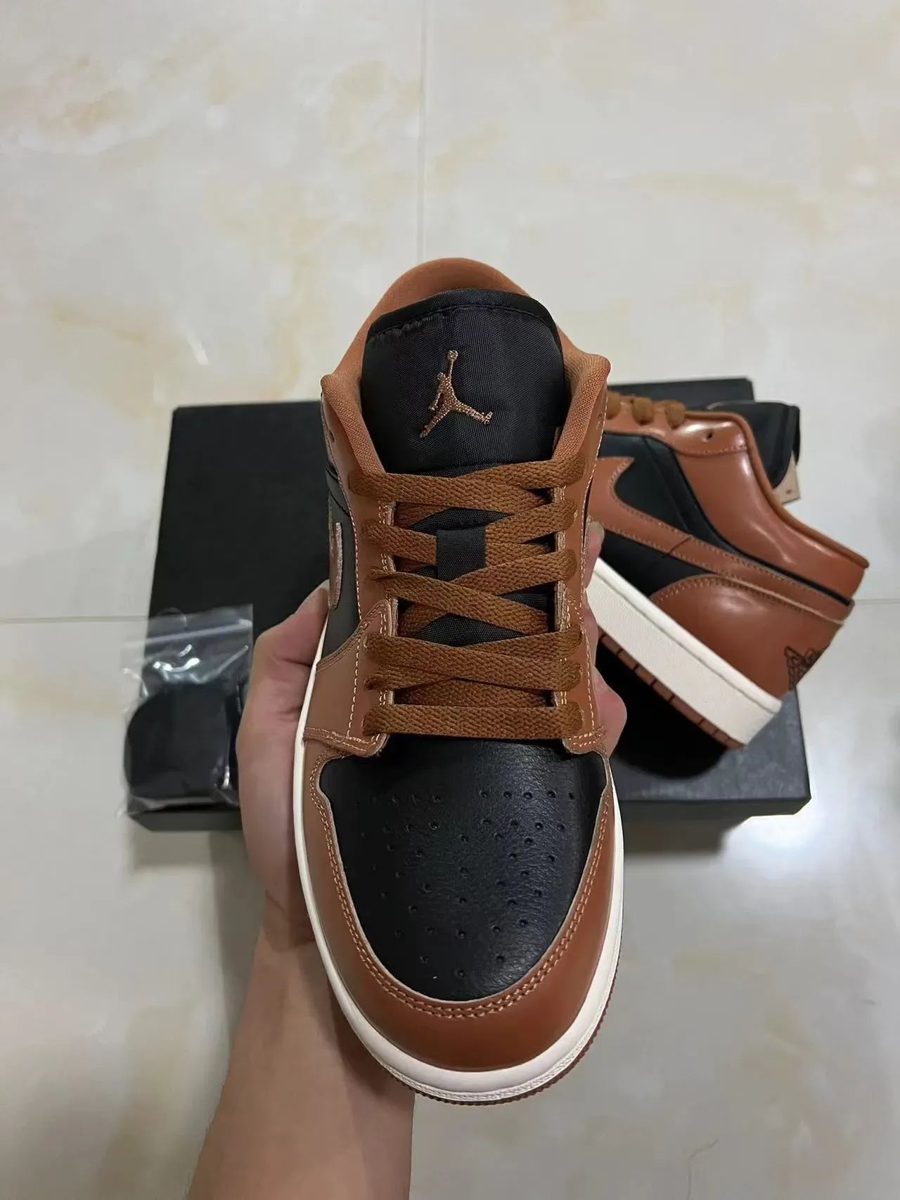 Sneakers lifestyle Air Jordan 1 Low marron et noir 3