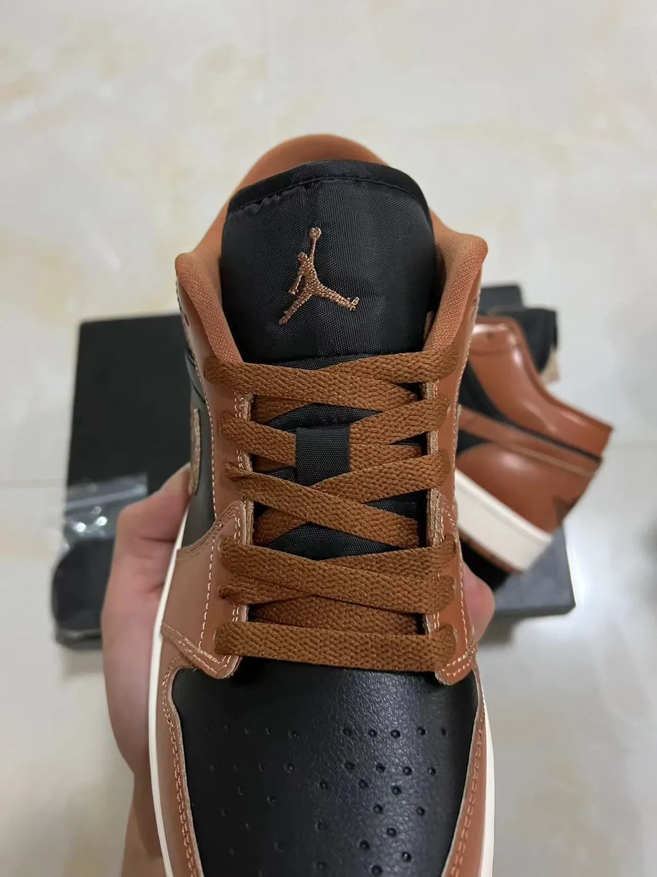 Sneakers lifestyle Air Jordan 1 Low marron et noir 4
