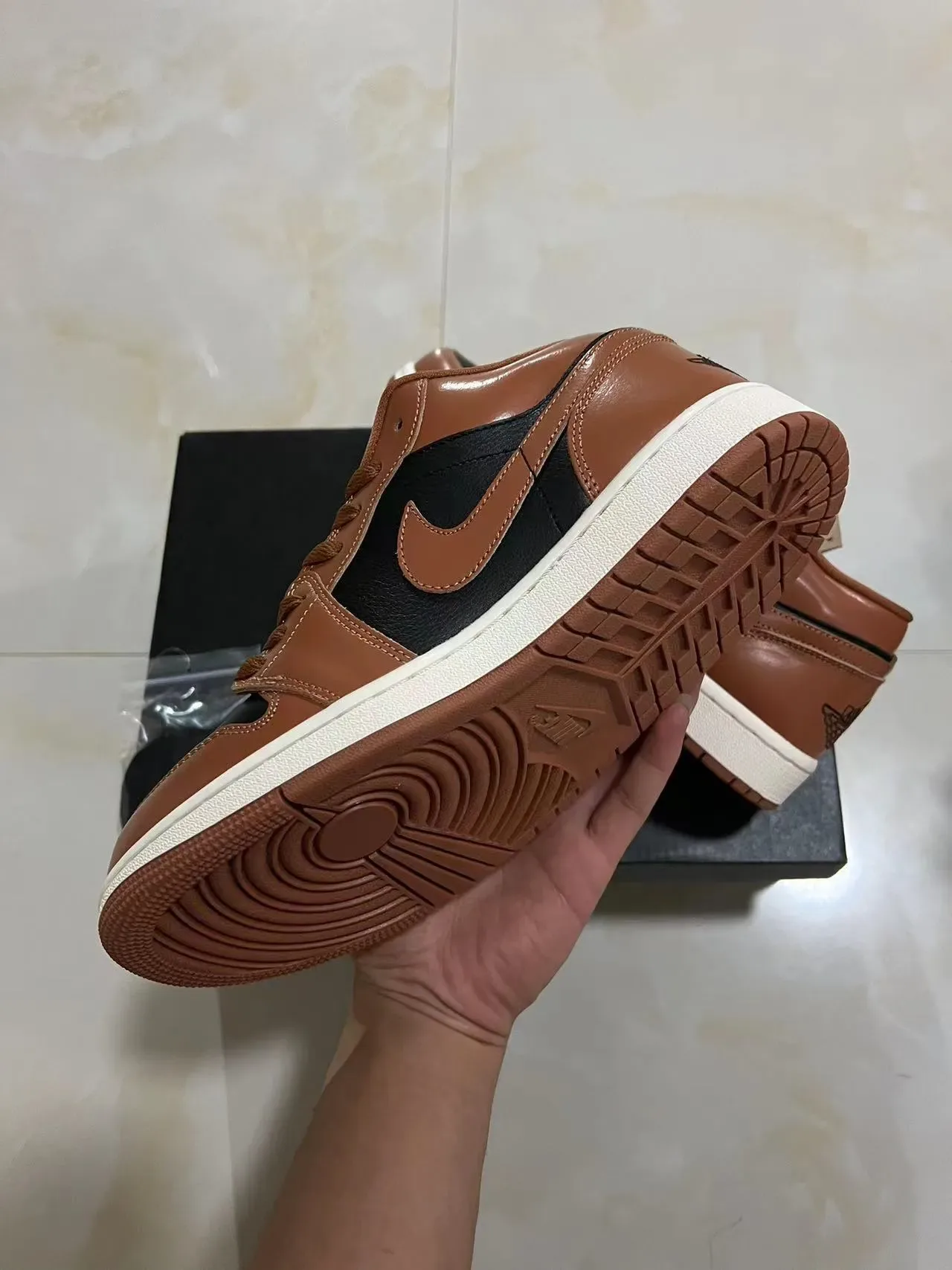 Sneakers lifestyle Air Jordan 1 Low marron et noir 6