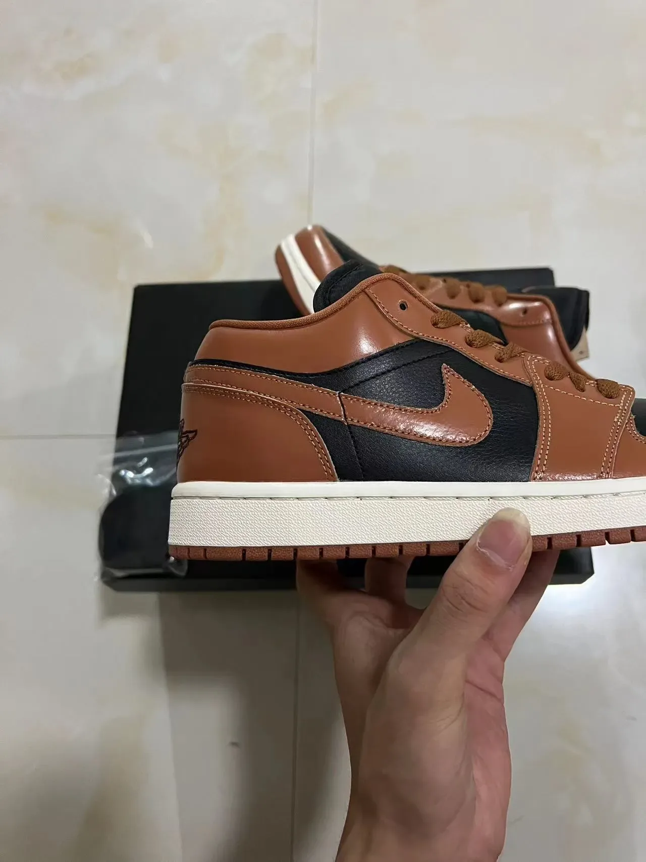 Sneakers lifestyle Air Jordan 1 Low marron et noir 7