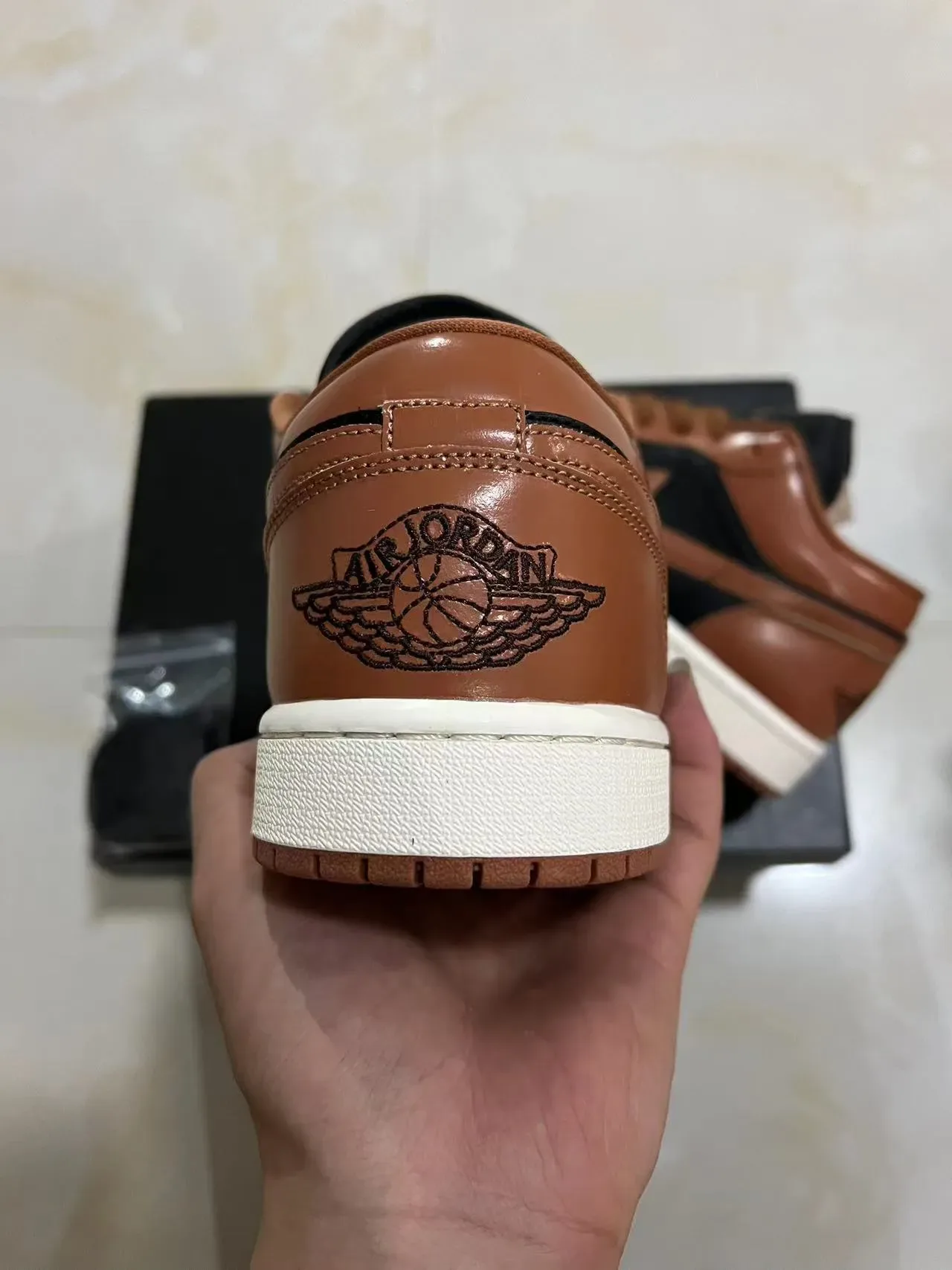 Sneakers lifestyle Air Jordan 1 Low marron et noir 8