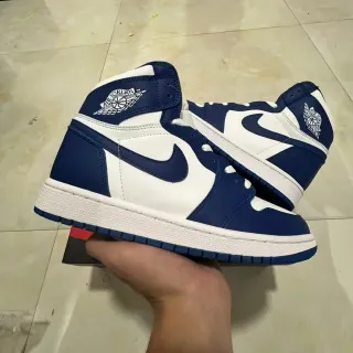 Tênis de basquete de cano alto Air Jordan 1 azul-marinho e branco