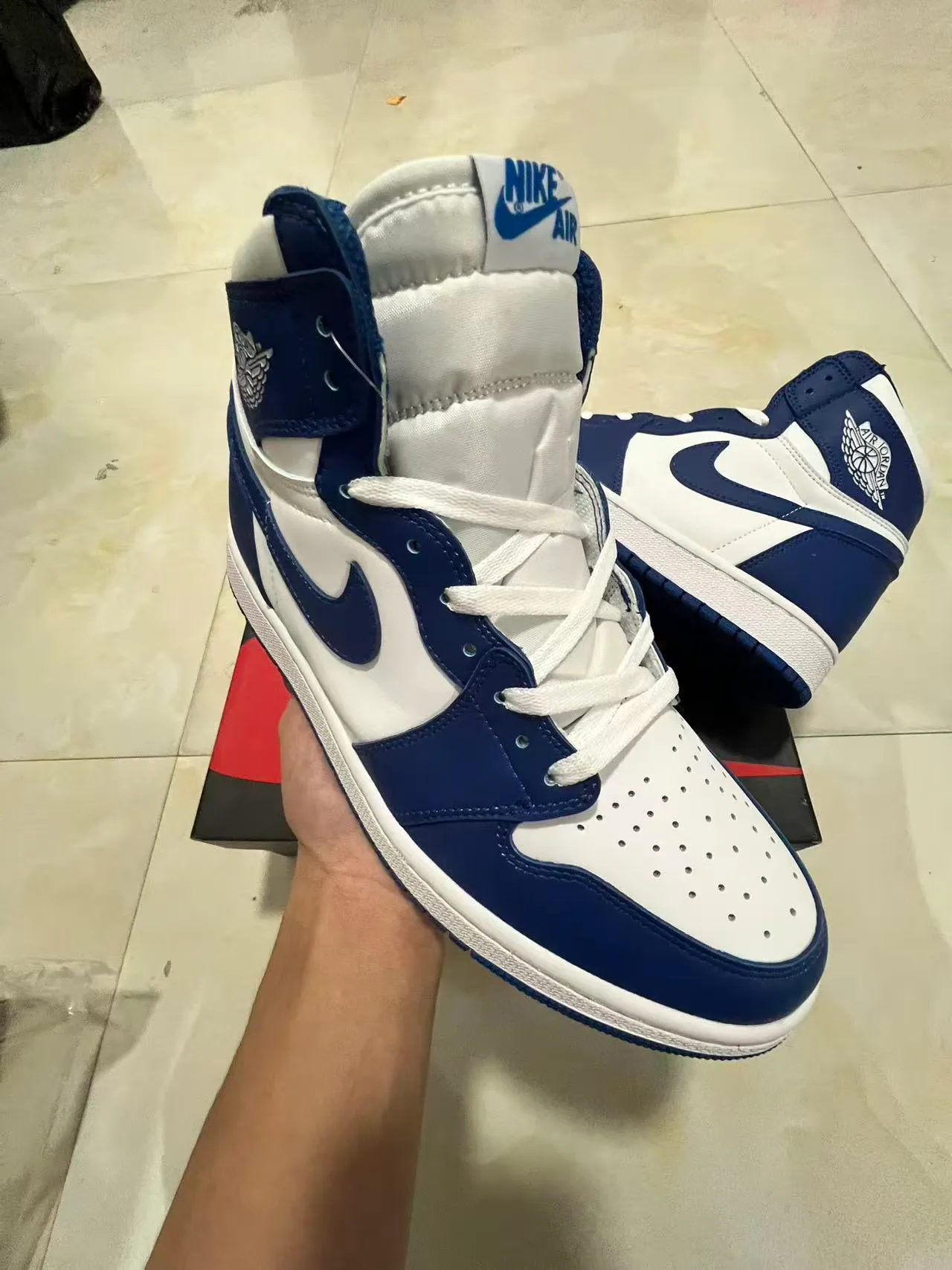 Tênis de basquete de cano alto Air Jordan 1 azul-marinho e branco 2
