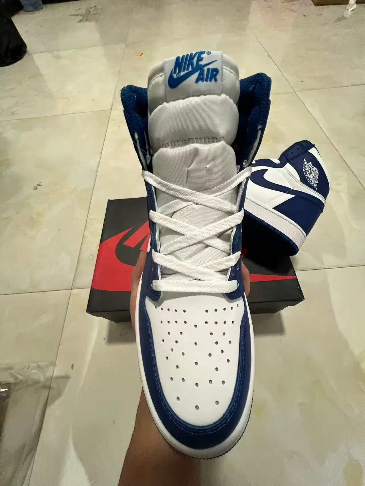 Tênis de basquete de cano alto Air Jordan 1 azul-marinho e branco 3
