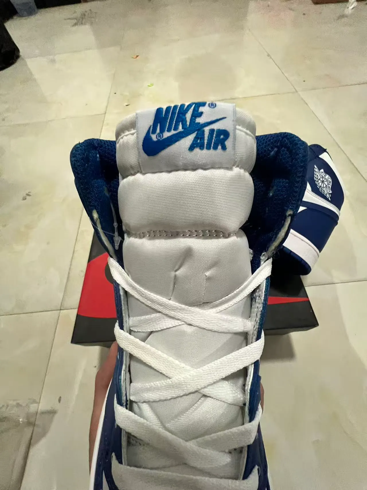 Tênis de basquete de cano alto Air Jordan 1 azul-marinho e branco 4