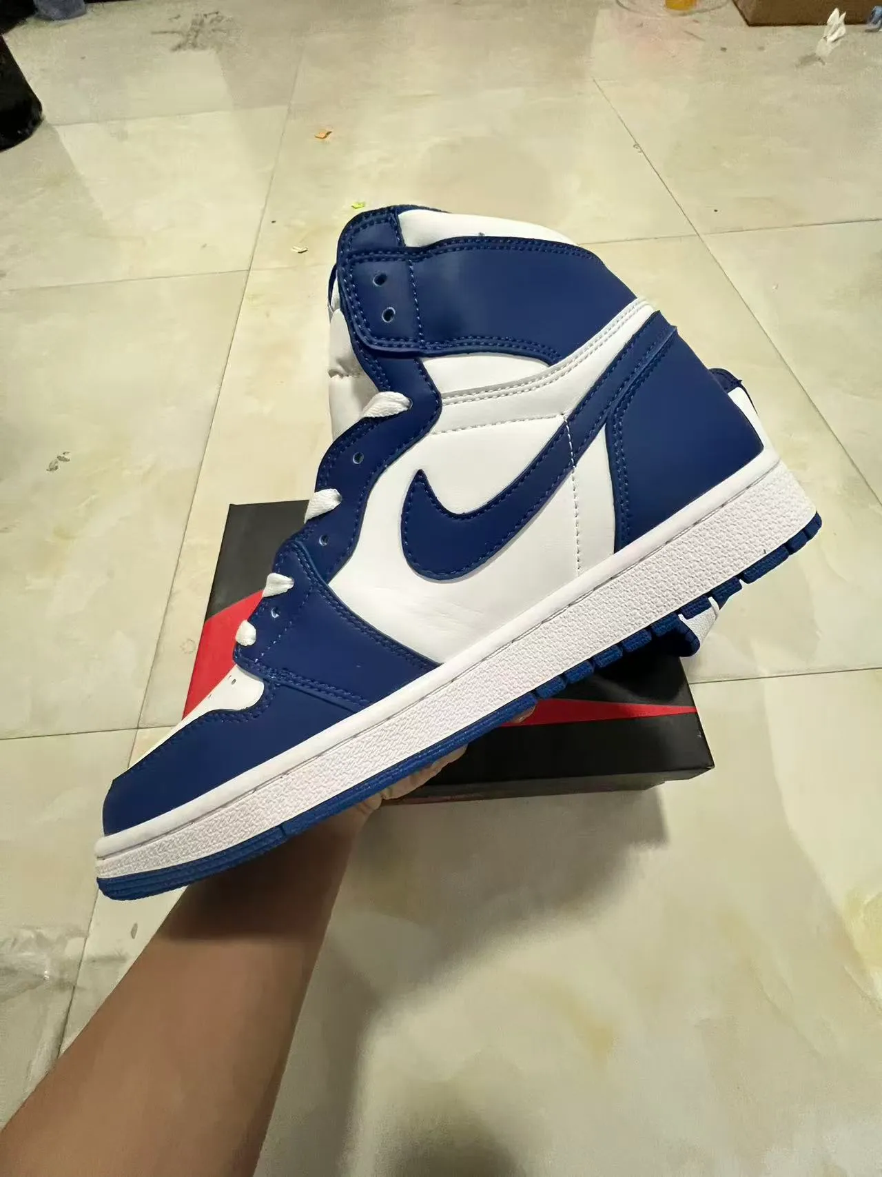 Tênis de basquete de cano alto Air Jordan 1 azul-marinho e branco 5