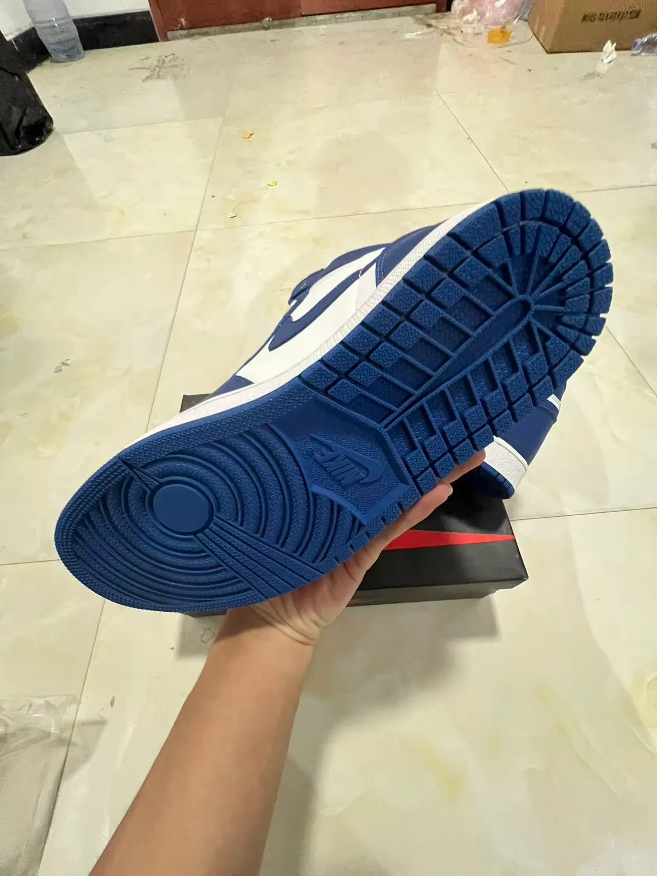 Tênis de basquete de cano alto Air Jordan 1 azul-marinho e branco 6