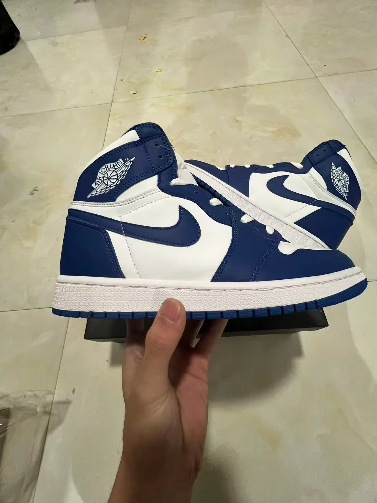 Tênis de basquete de cano alto Air Jordan 1 azul-marinho e branco 7