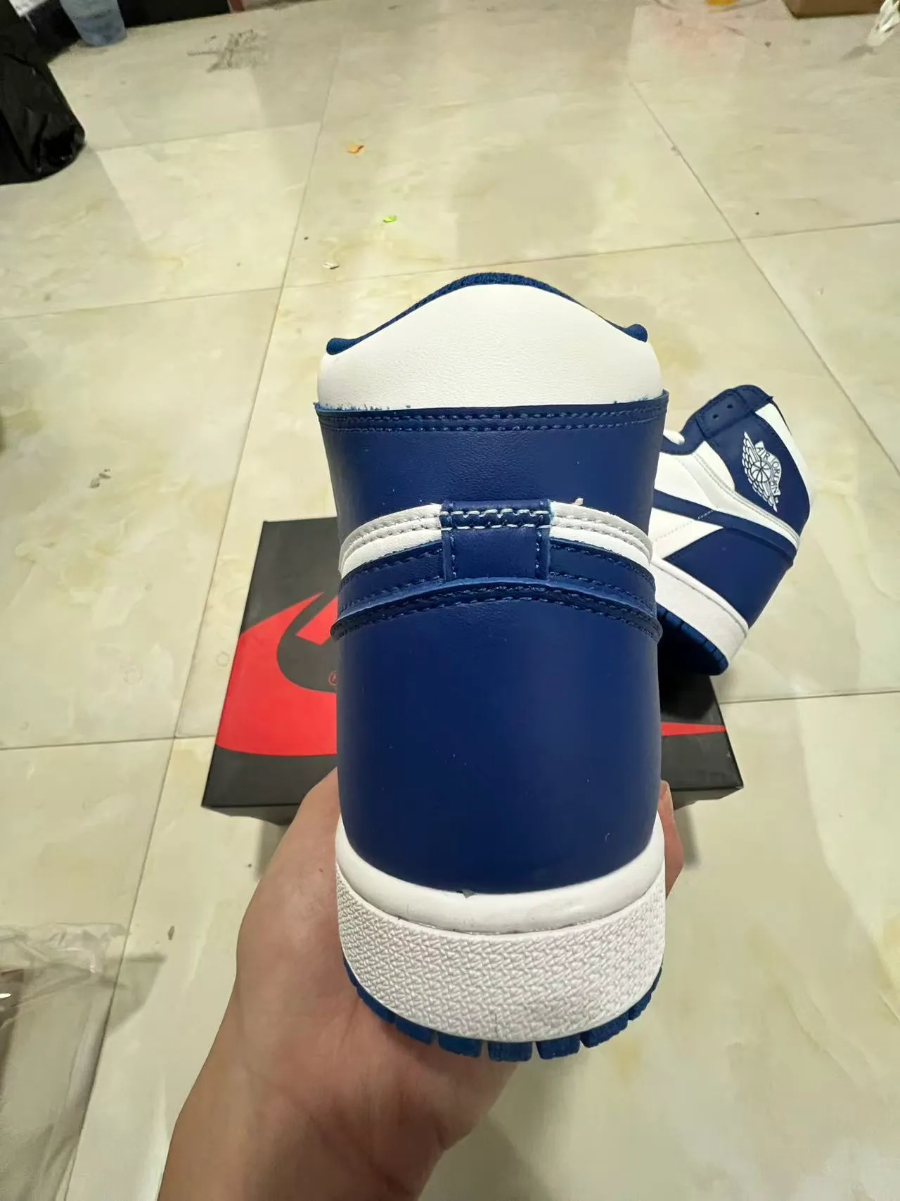 Tênis de basquete de cano alto Air Jordan 1 azul-marinho e branco 8