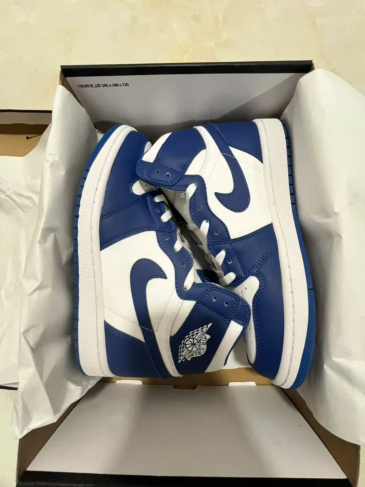 Tênis de basquete de cano alto Air Jordan 1 azul-marinho e branco 9