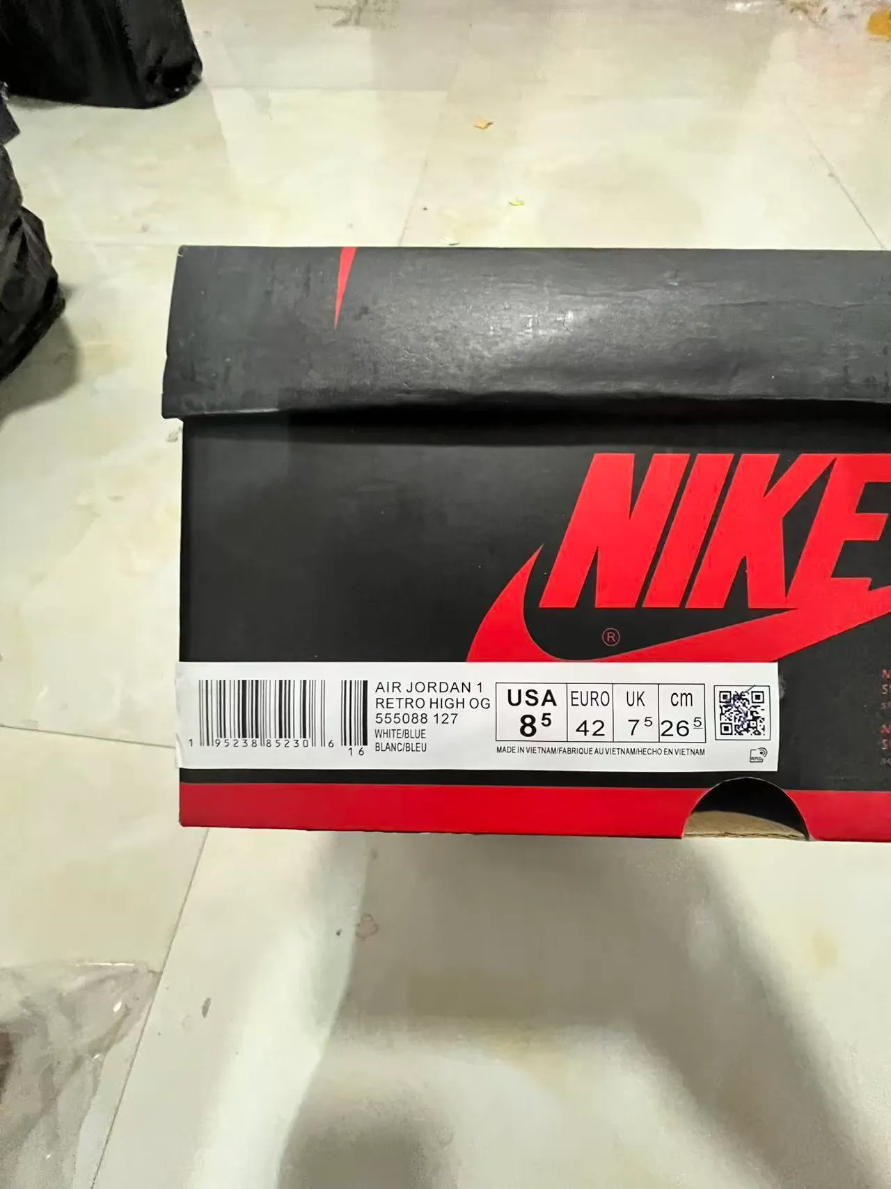 Tênis de basquete de cano alto Air Jordan 1 azul-marinho e branco 10