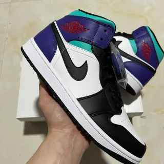 Tênis de basquete Air Jordan 1 de cano alto com painéis de couro branco e roxo