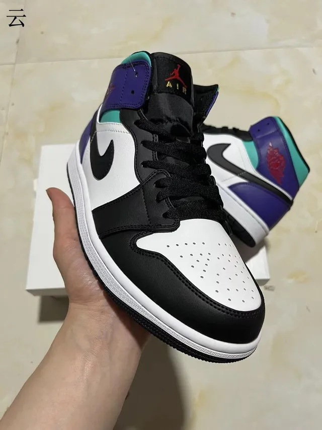 حذاء كرة السلة Air Jordan 1 عالي الرقبة بألواح جلدية باللونين الأبيض والبنفسجي 2