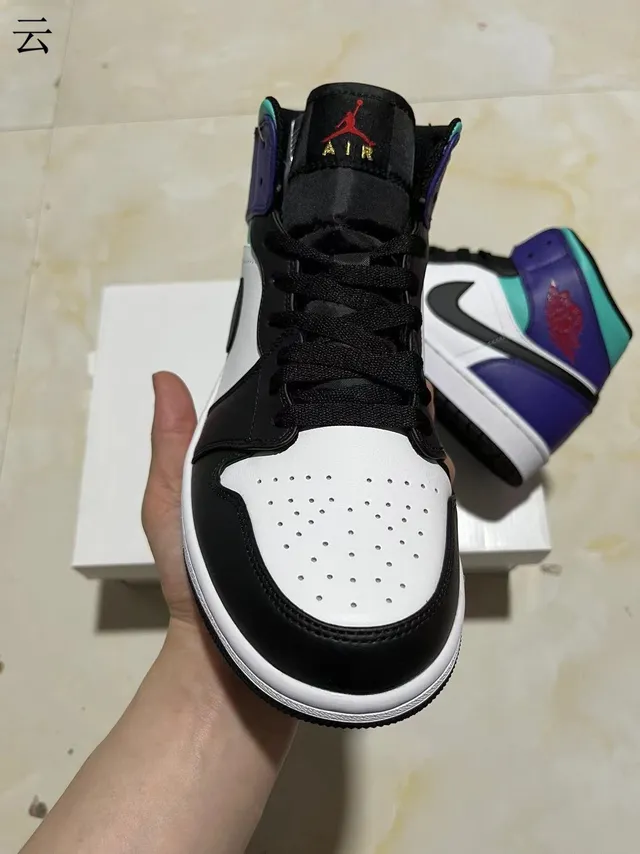 حذاء كرة السلة Air Jordan 1 عالي الرقبة بألواح جلدية باللونين الأبيض والبنفسجي 3