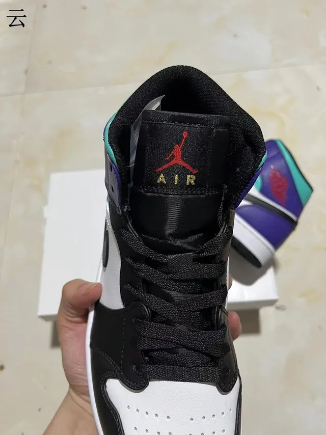 حذاء كرة السلة Air Jordan 1 عالي الرقبة بألواح جلدية باللونين الأبيض والبنفسجي 4