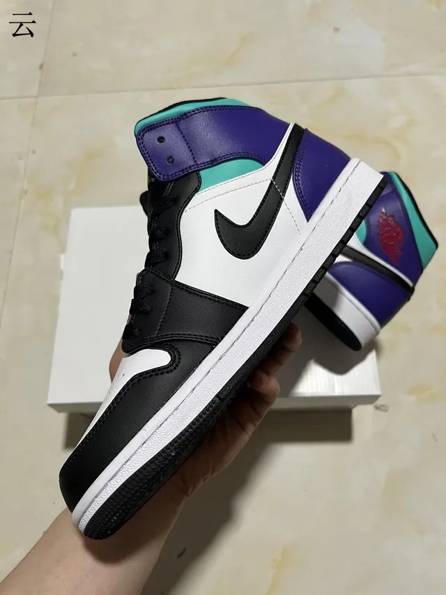 حذاء كرة السلة Air Jordan 1 عالي الرقبة بألواح جلدية باللونين الأبيض والبنفسجي 5