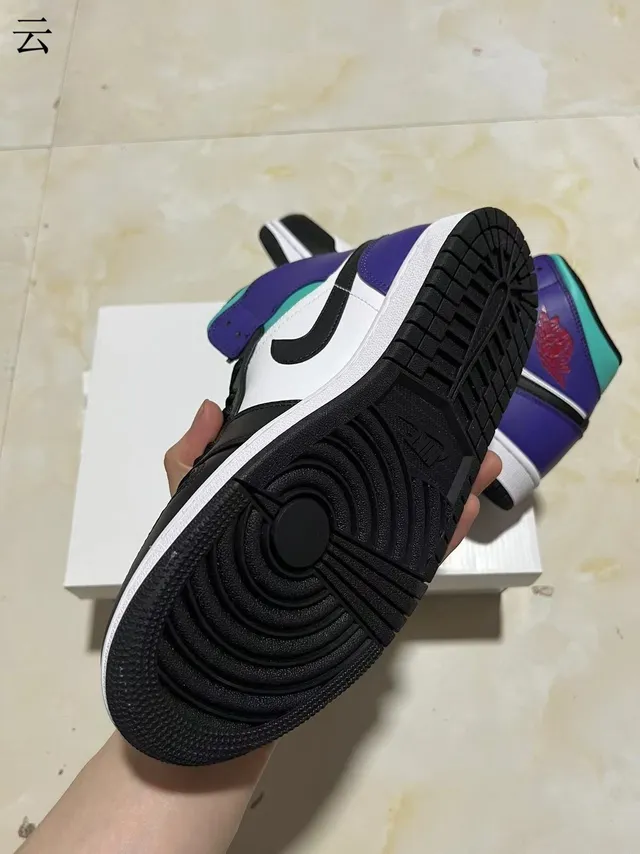 حذاء كرة السلة Air Jordan 1 عالي الرقبة بألواح جلدية باللونين الأبيض والبنفسجي 6