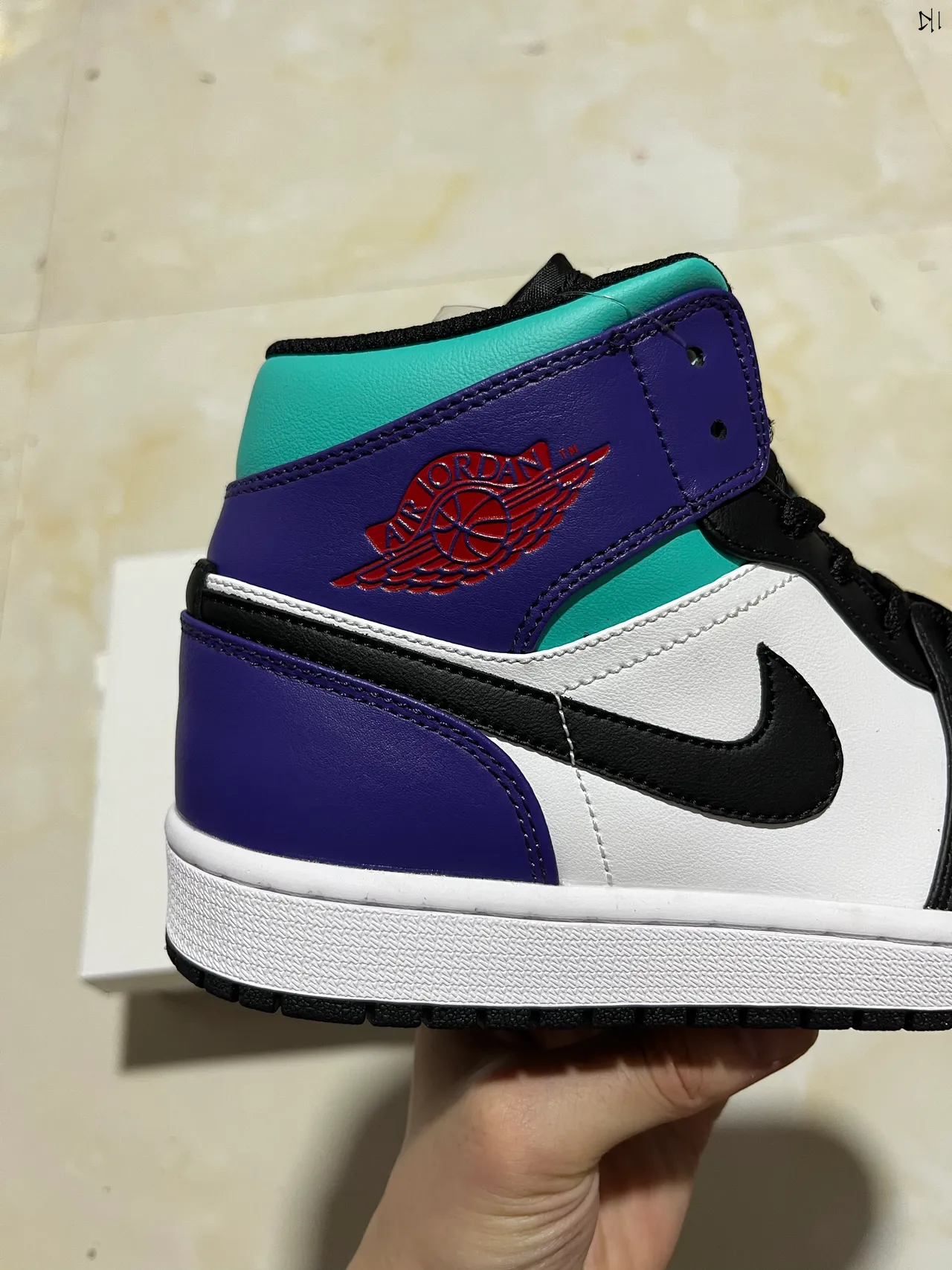 حذاء كرة السلة Air Jordan 1 عالي الرقبة بألواح جلدية باللونين الأبيض والبنفسجي 7