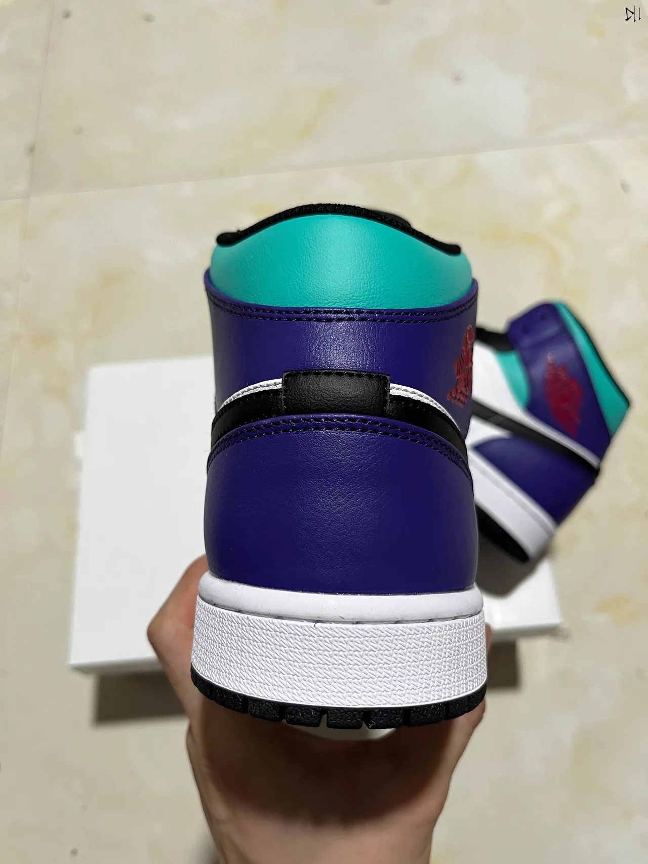 حذاء كرة السلة Air Jordan 1 عالي الرقبة بألواح جلدية باللونين الأبيض والبنفسجي 8