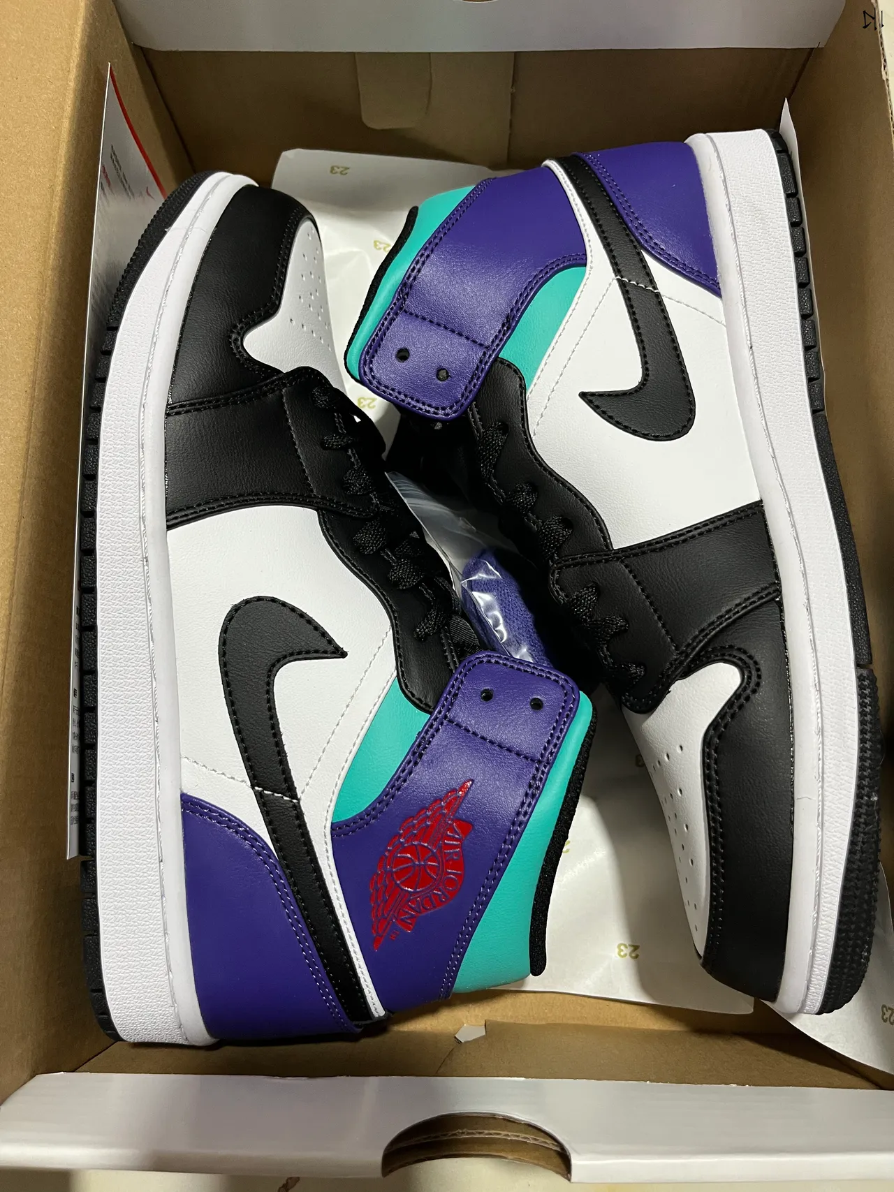 حذاء كرة السلة Air Jordan 1 عالي الرقبة بألواح جلدية باللونين الأبيض والبنفسجي 9