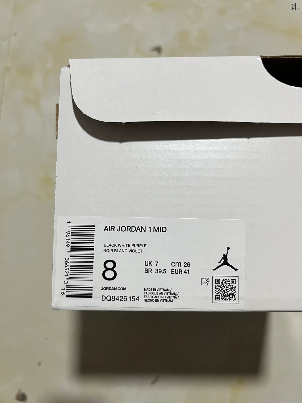 حذاء كرة السلة Air Jordan 1 عالي الرقبة بألواح جلدية باللونين الأبيض والبنفسجي 10