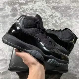 Tênis de basquete Air Jordan 11 em couro envernizado preto
