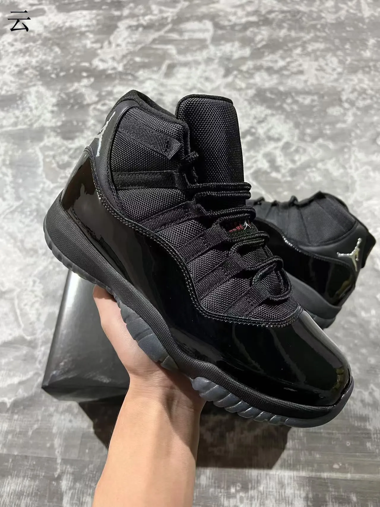 Tênis de basquete Air Jordan 11 em couro envernizado preto 2