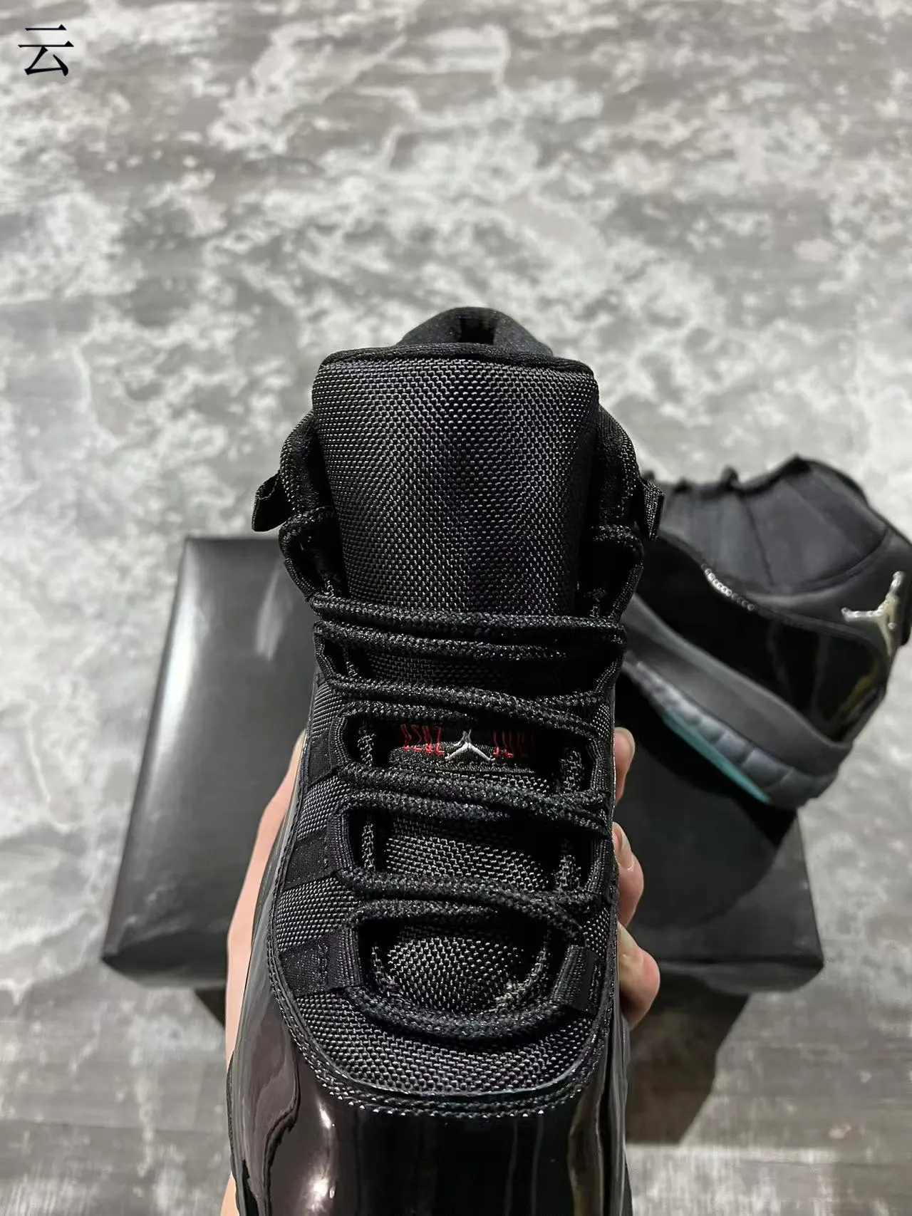 Tênis de basquete Air Jordan 11 em couro envernizado preto 4