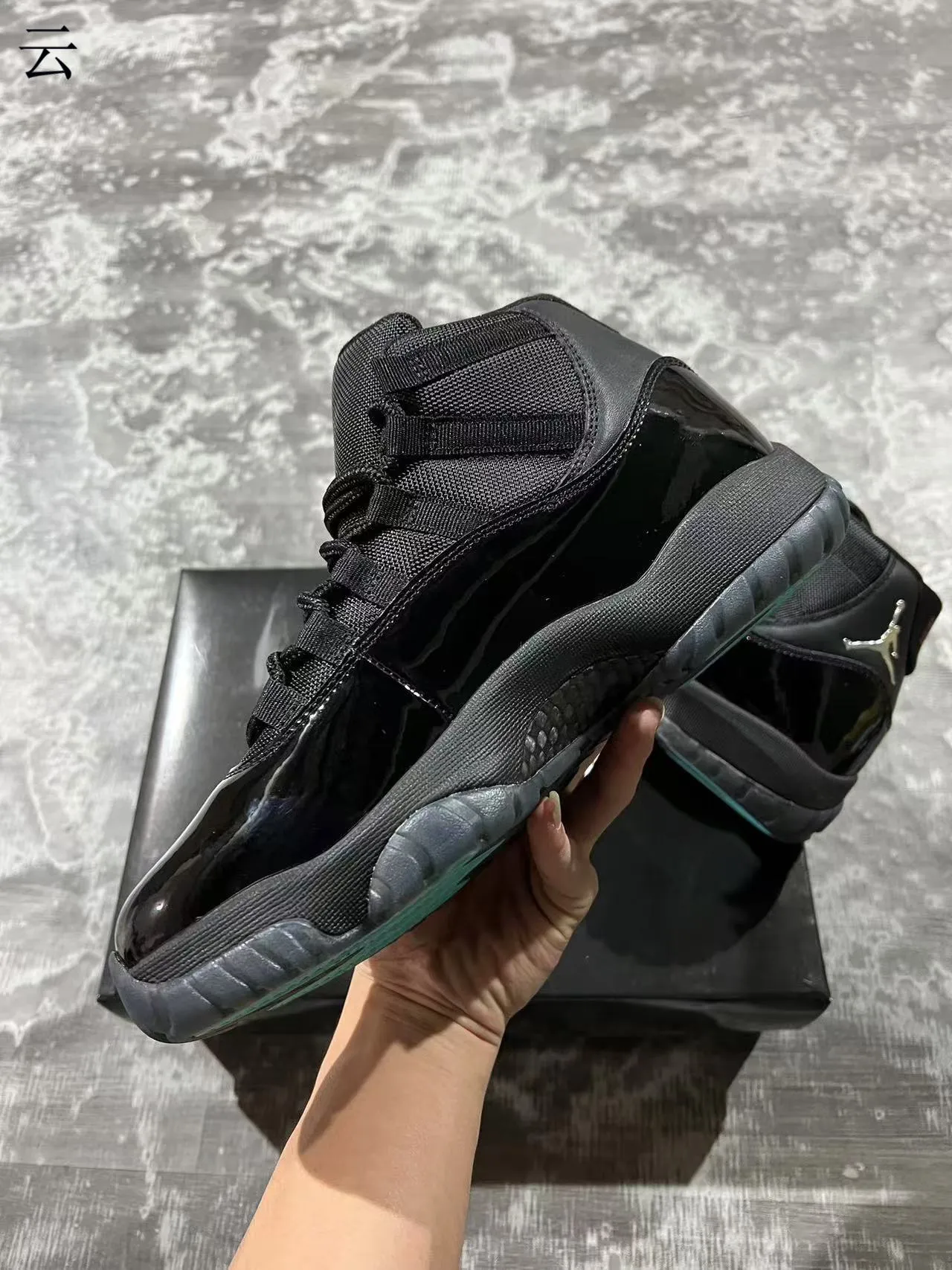 Tênis de basquete Air Jordan 11 em couro envernizado preto 5