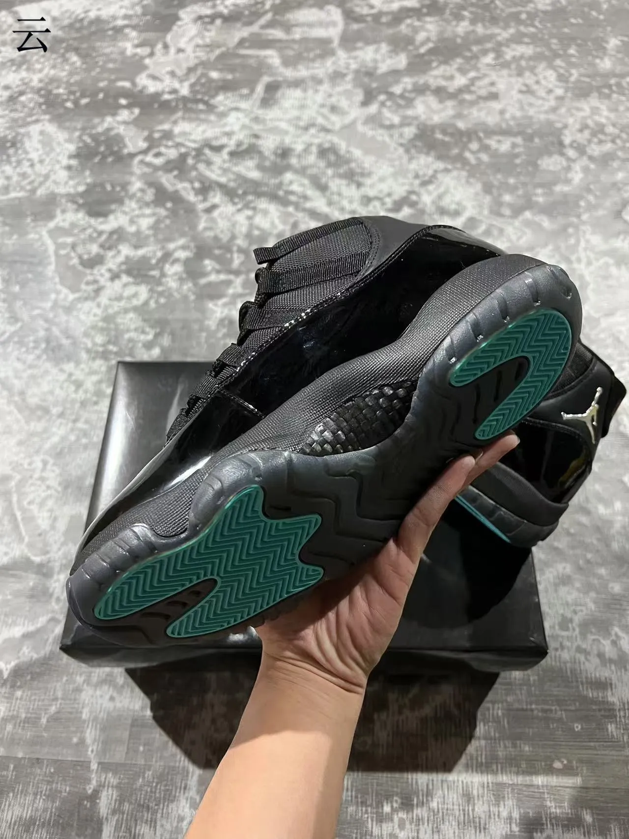 Tênis de basquete Air Jordan 11 em couro envernizado preto 6
