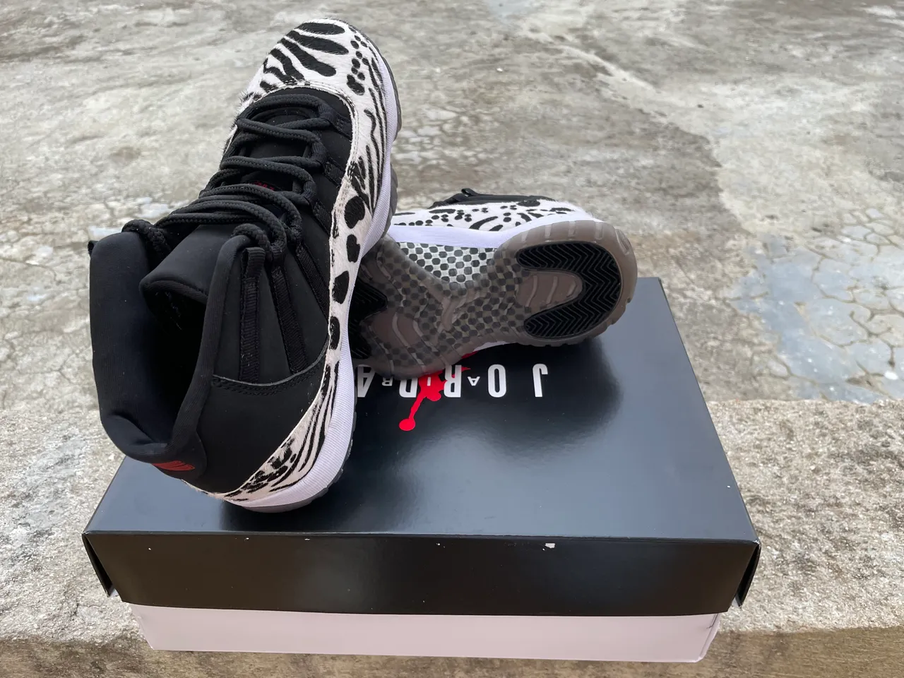 حذاء كرة السلة عالي الرقبة Air Jordan 11 بطبعة حيوانية وجلد ذي شعر باللونين الأبيض والأسود 2
