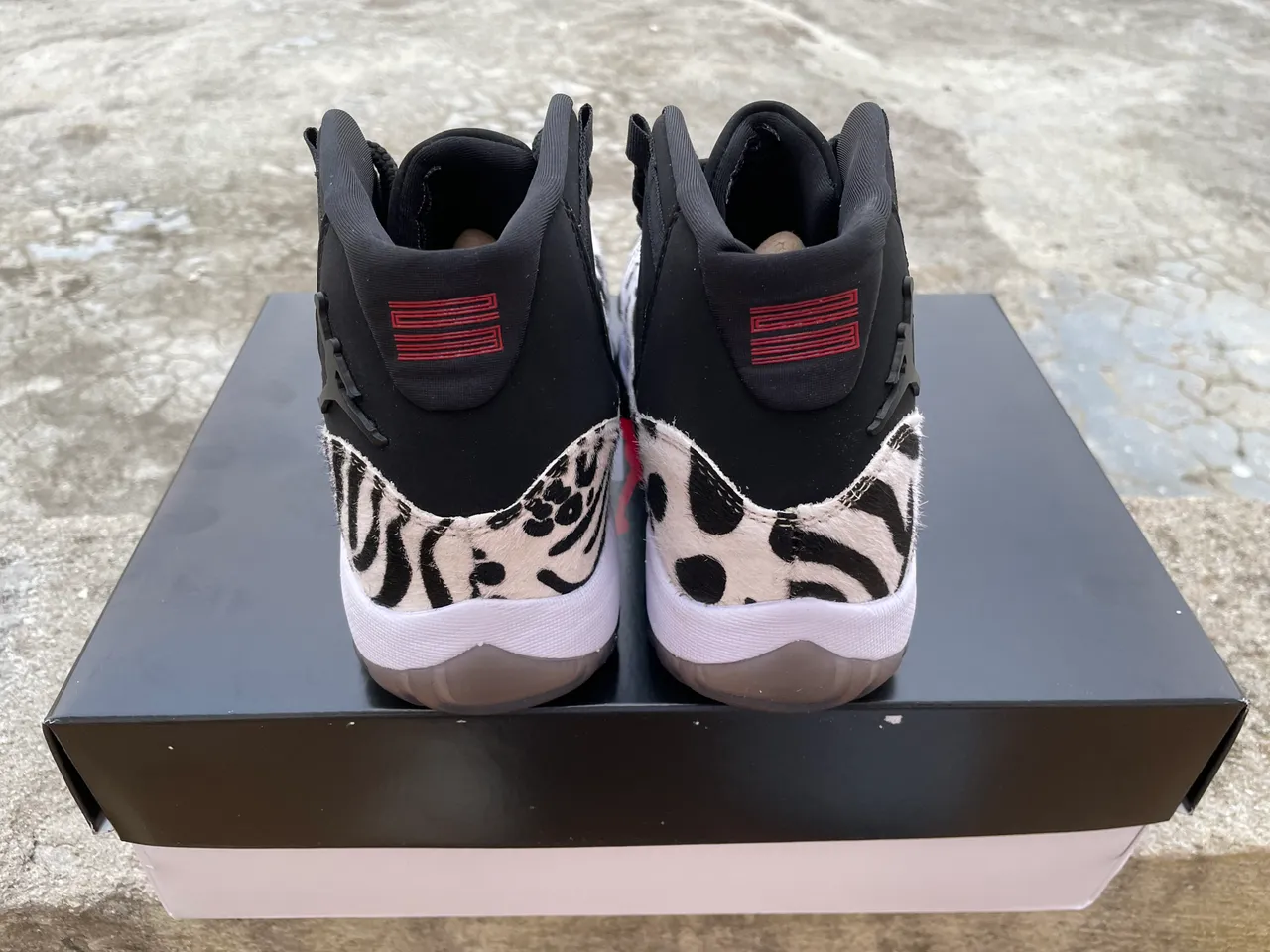حذاء كرة السلة عالي الرقبة Air Jordan 11 بطبعة حيوانية وجلد ذي شعر باللونين الأبيض والأسود 3