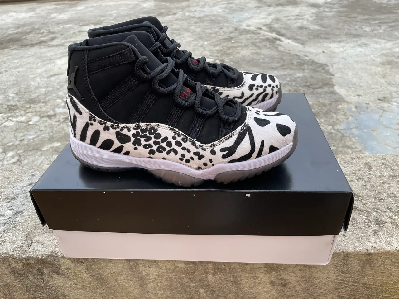 حذاء كرة السلة عالي الرقبة Air Jordan 11 بطبعة حيوانية وجلد ذي شعر باللونين الأبيض والأسود 4