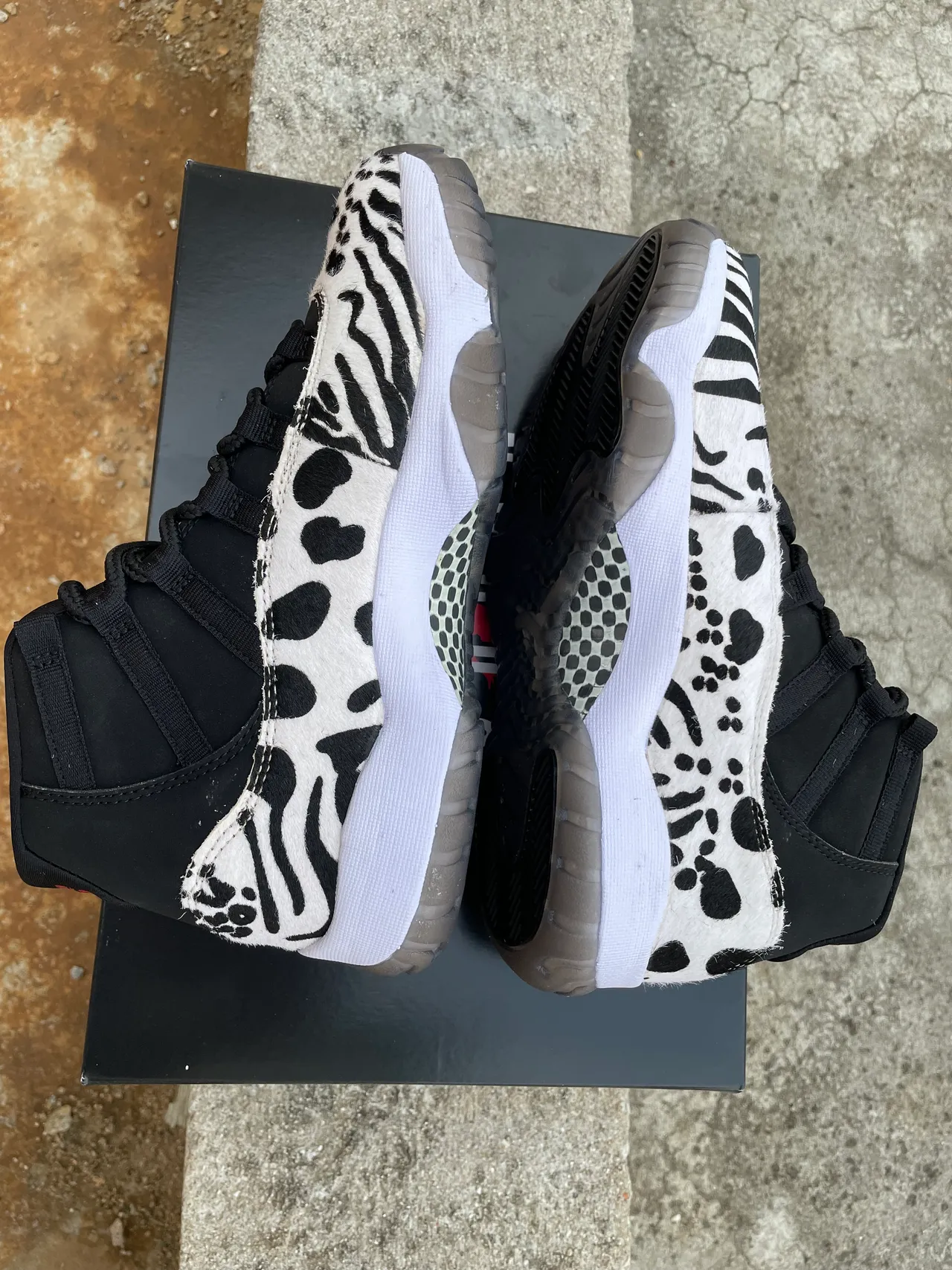 حذاء كرة السلة عالي الرقبة Air Jordan 11 بطبعة حيوانية وجلد ذي شعر باللونين الأبيض والأسود 5