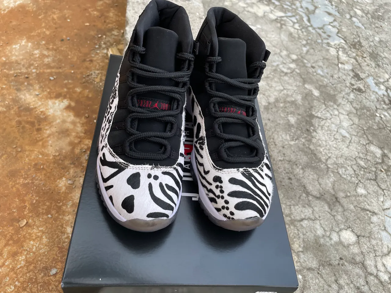 حذاء كرة السلة عالي الرقبة Air Jordan 11 بطبعة حيوانية وجلد ذي شعر باللونين الأبيض والأسود 6