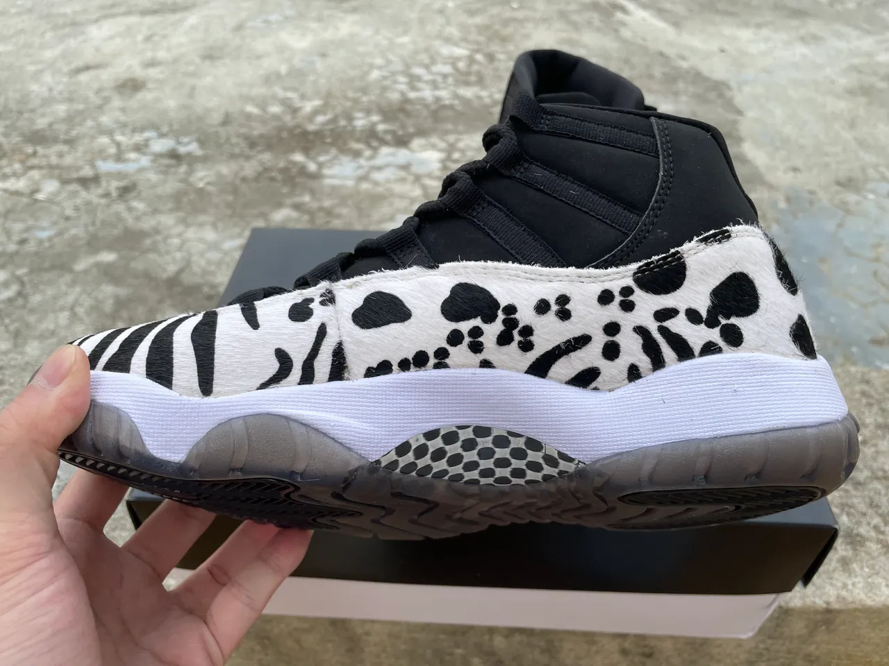حذاء كرة السلة عالي الرقبة Air Jordan 11 بطبعة حيوانية وجلد ذي شعر باللونين الأبيض والأسود 7