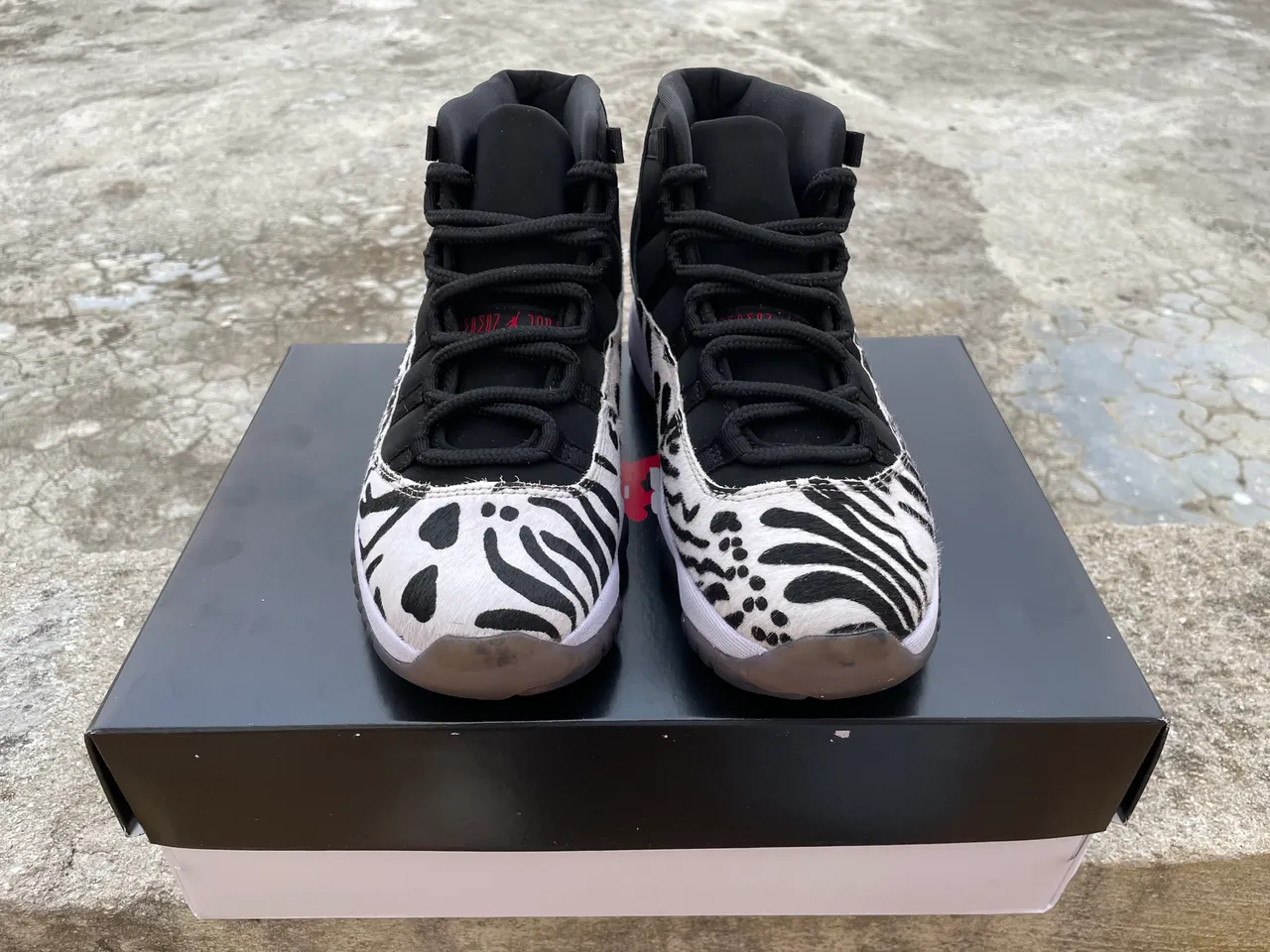 حذاء كرة السلة عالي الرقبة Air Jordan 11 بطبعة حيوانية وجلد ذي شعر باللونين الأبيض والأسود 8