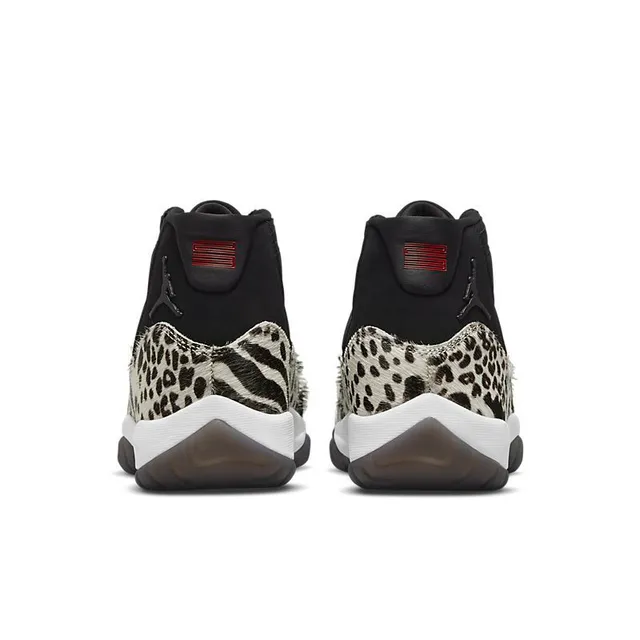 حذاء كرة السلة Air Jordan 11 بطبعة الفهد باللون الأسود والكريمي 2