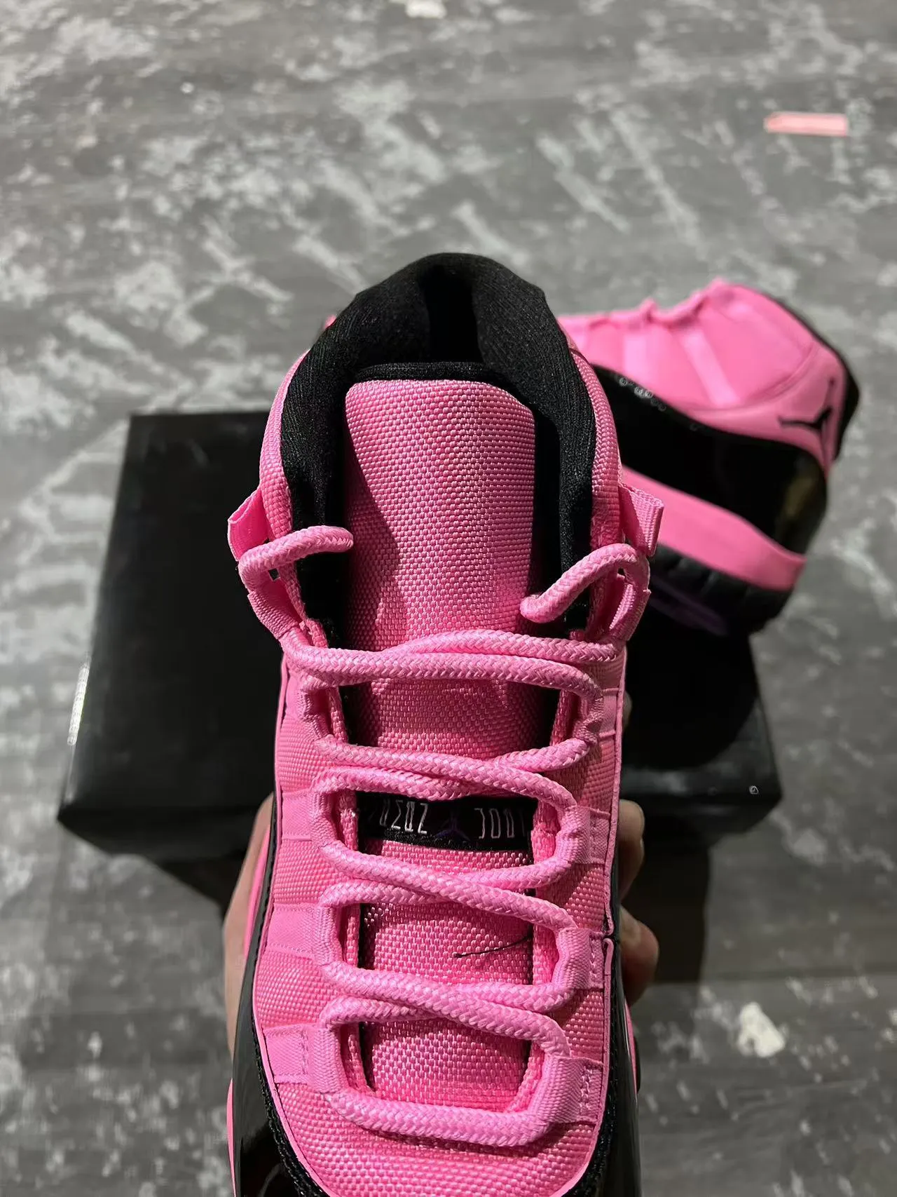 Air Jordan 11 গোলাপি এবং কালো বাস্কেটবল জুতা 4